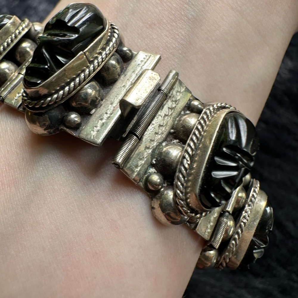 Vintage stone carved alpaca silver link bracelet - Picture 4 of 6